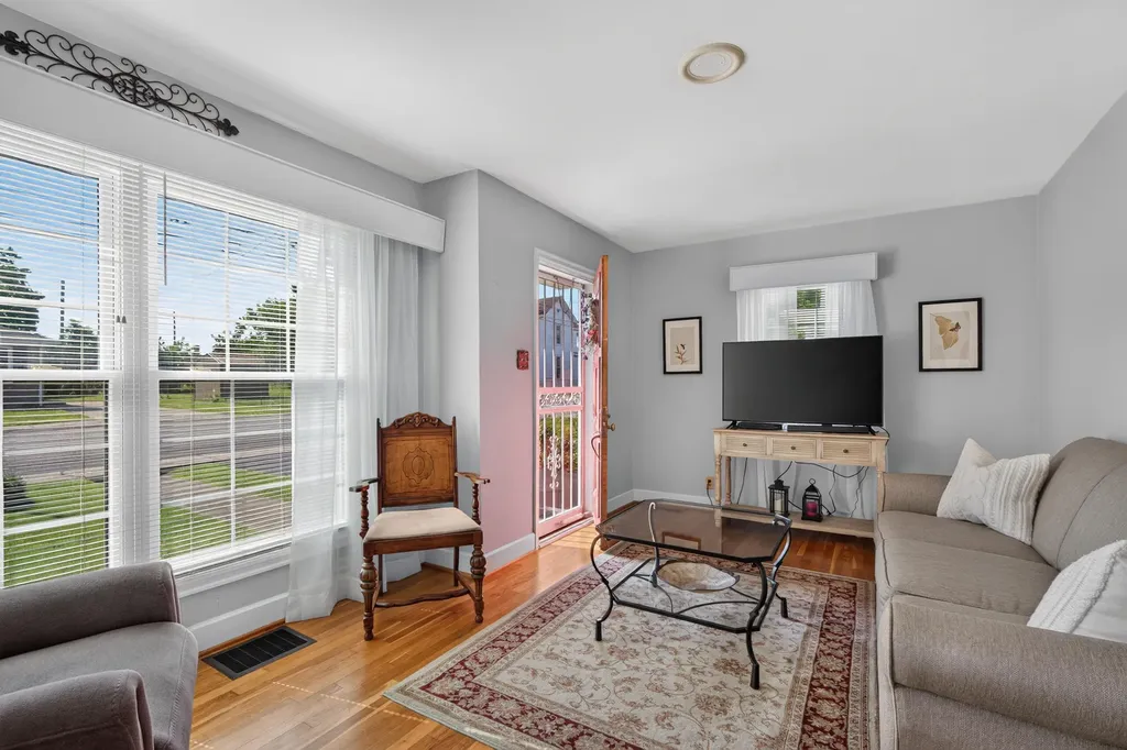 305 1/2 S 3rd Street Nicholasville KY 40356