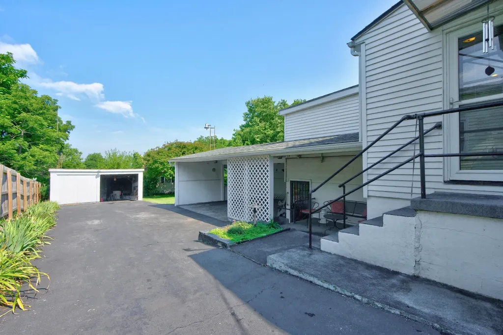 305 1/2 S 3rd Street Nicholasville KY 40356