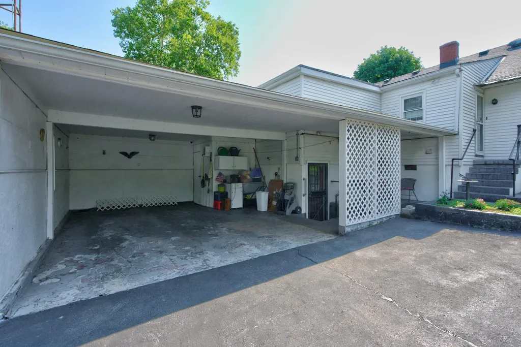 305 1/2 S 3rd Street Nicholasville KY 40356