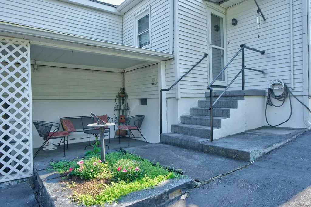 305 1/2 S 3rd Street Nicholasville KY 40356