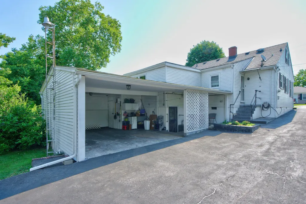 305 1/2 S 3rd Street Nicholasville KY 40356