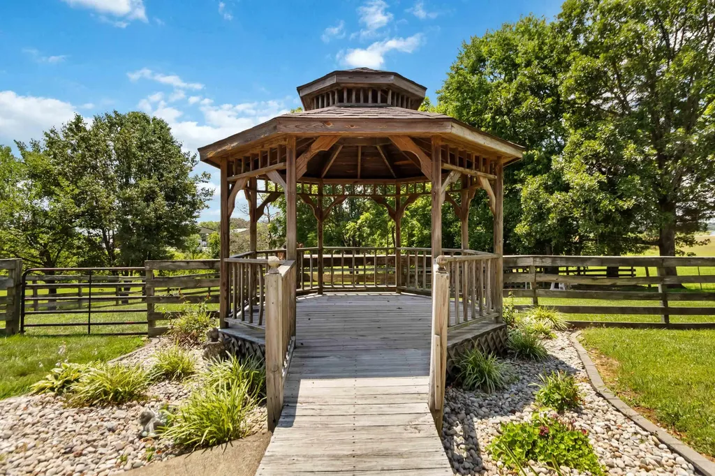 217 Old Decker Road Bronston KY 42518
