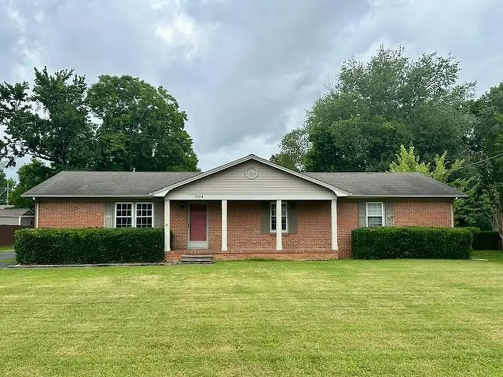 1704 Keenland Murray KY 42071