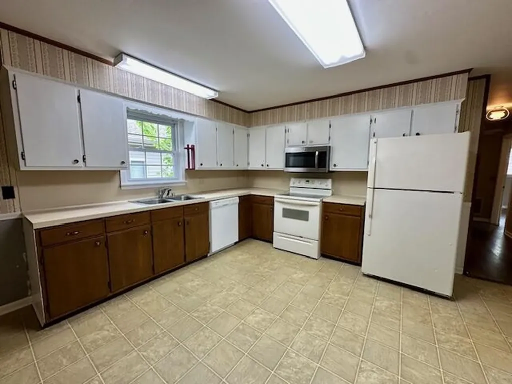 1704 Keenland Murray KY 42071