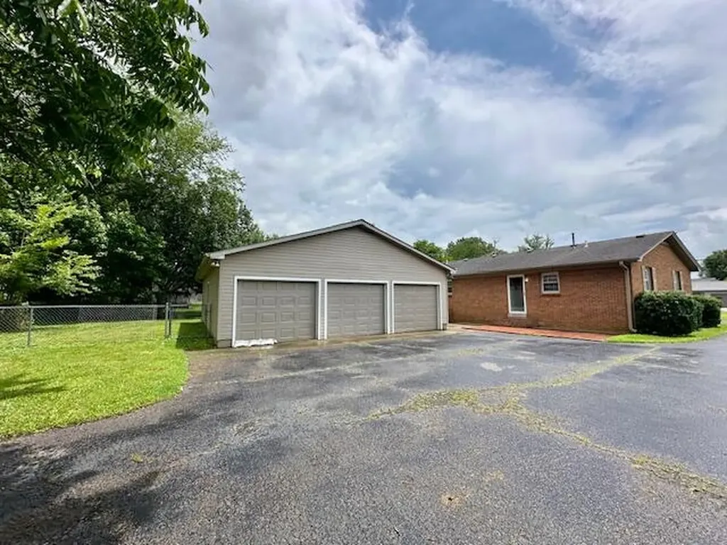 1704 Keenland Murray KY 42071
