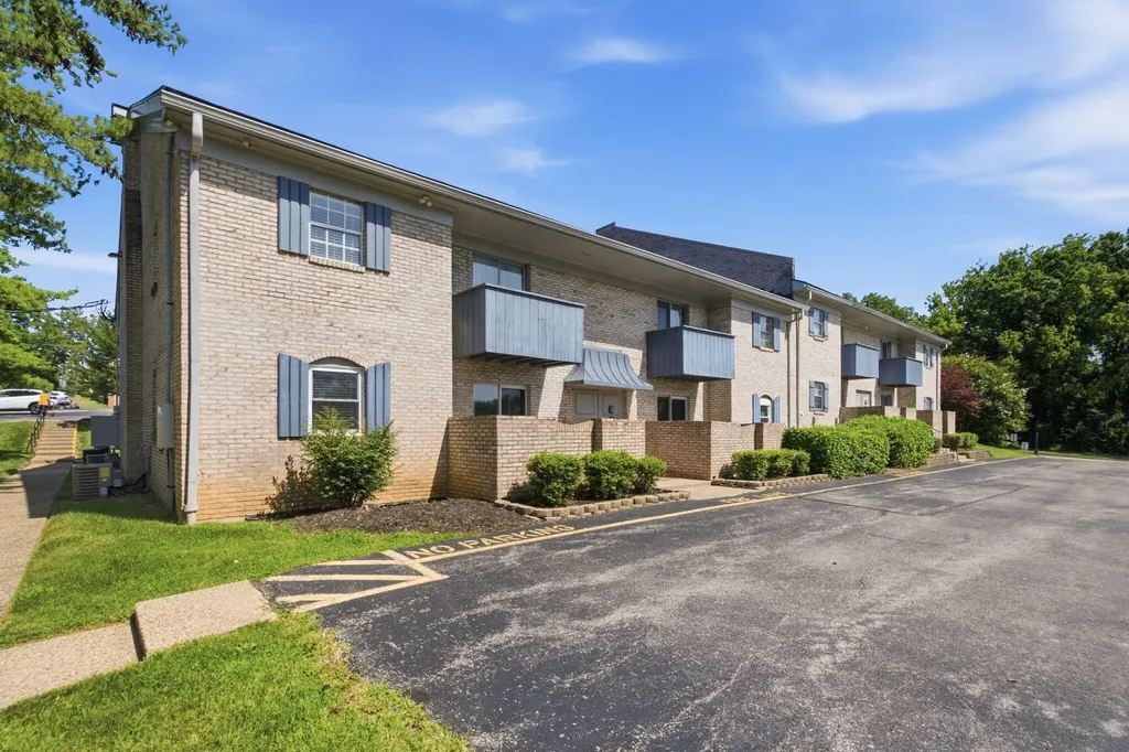 1092 Armstrong Mill Road Lexington KY 40517