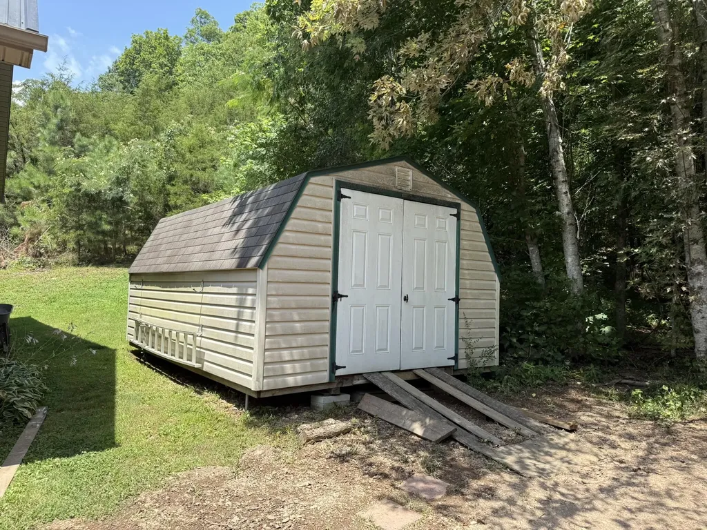 1671 Smith Grove Road Burkesville KY 42717