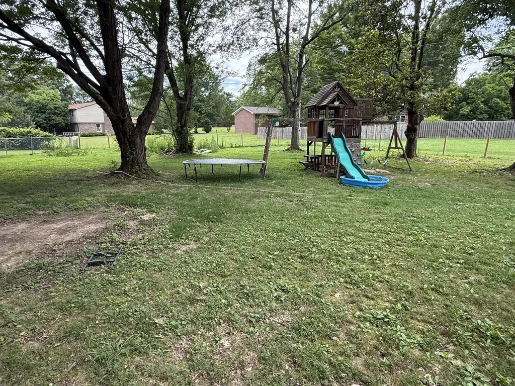 1905 Gatesborough Circle Murray KY 42071
