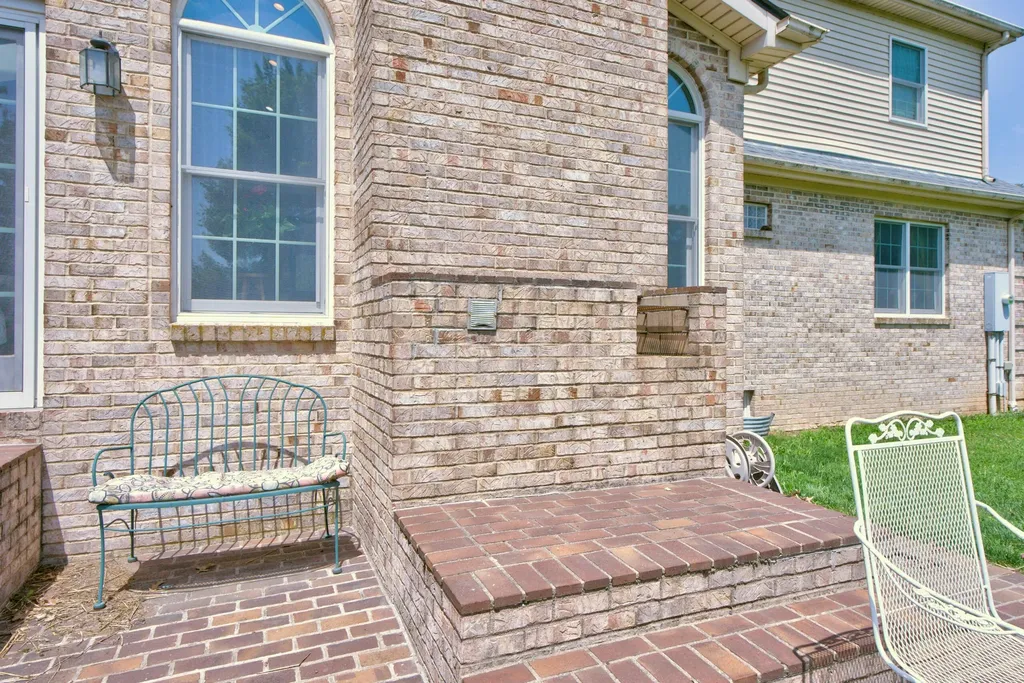107 Squires Pointe Road Paris KY 40361