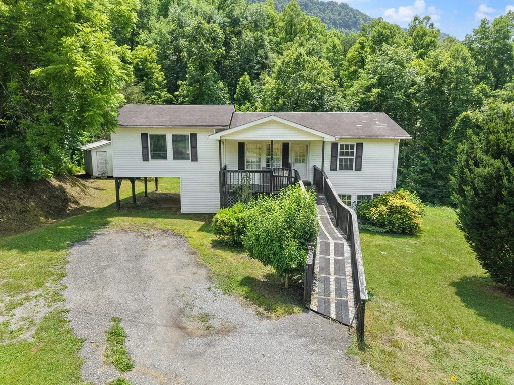 327 Day Hollow Bledsoe KY 40810