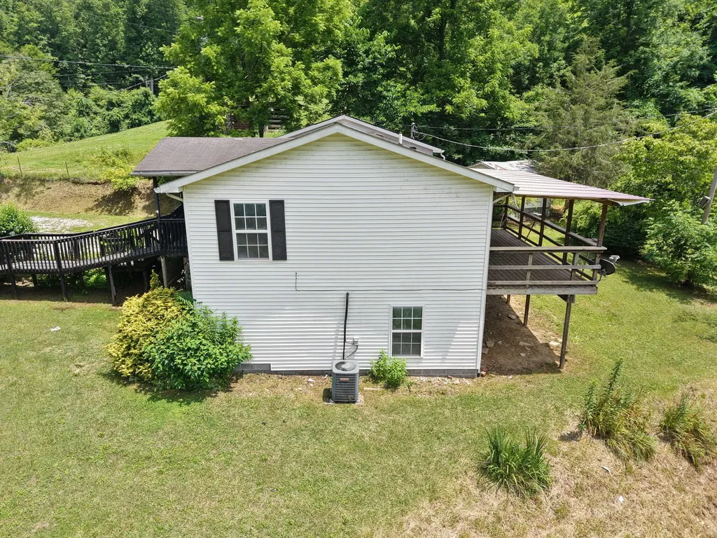 327 Day Hollow Bledsoe KY 40810