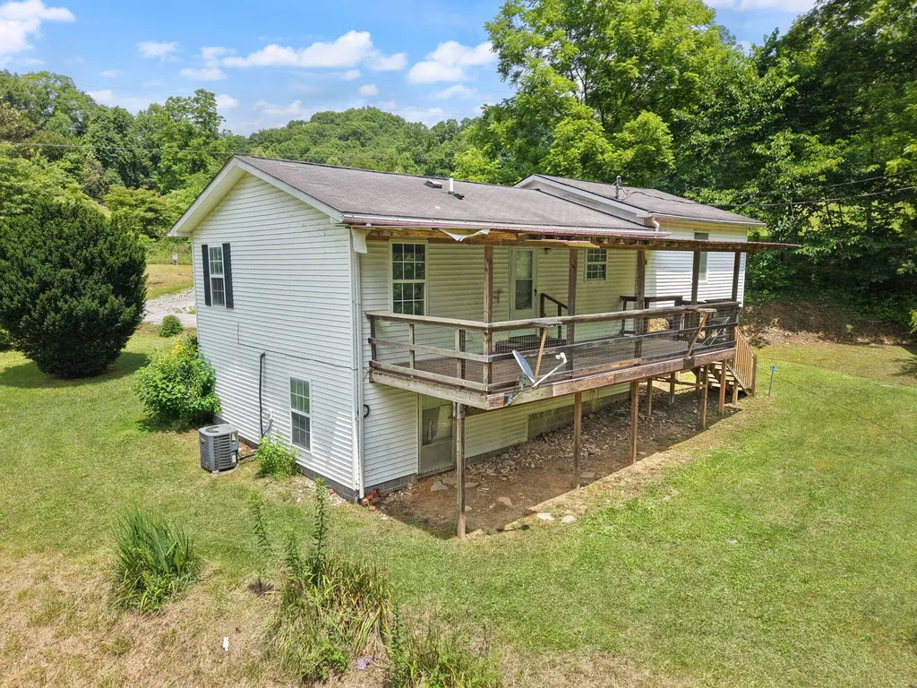 327 Day Hollow Bledsoe KY 40810