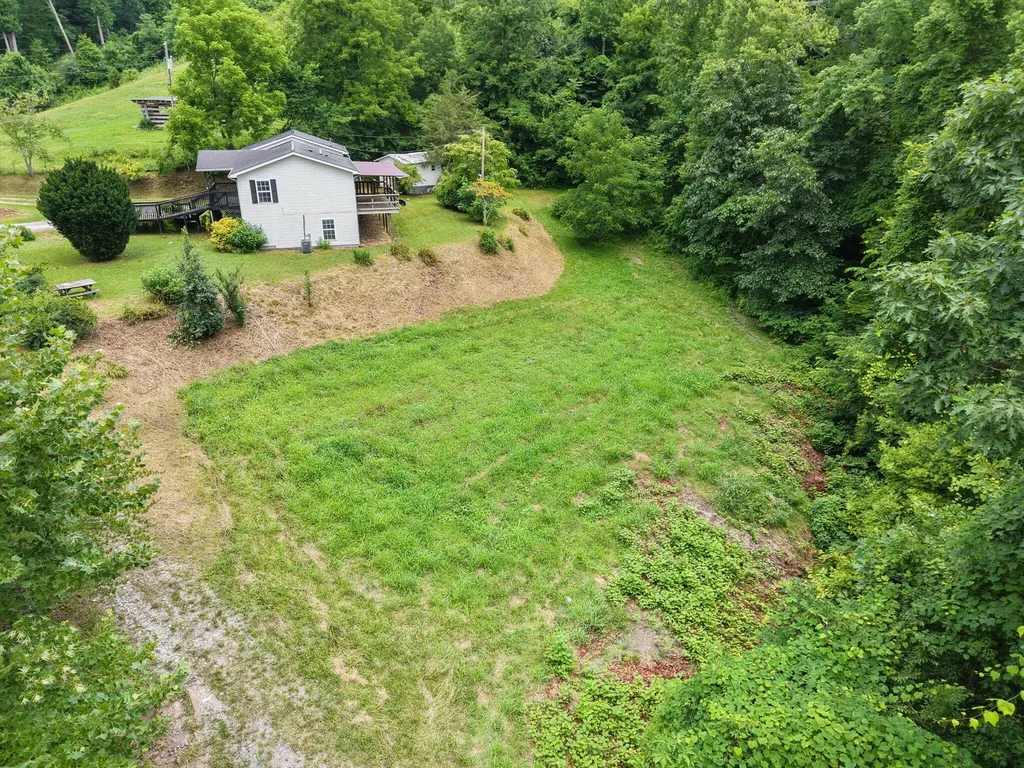 327 Day Hollow Bledsoe KY 40810
