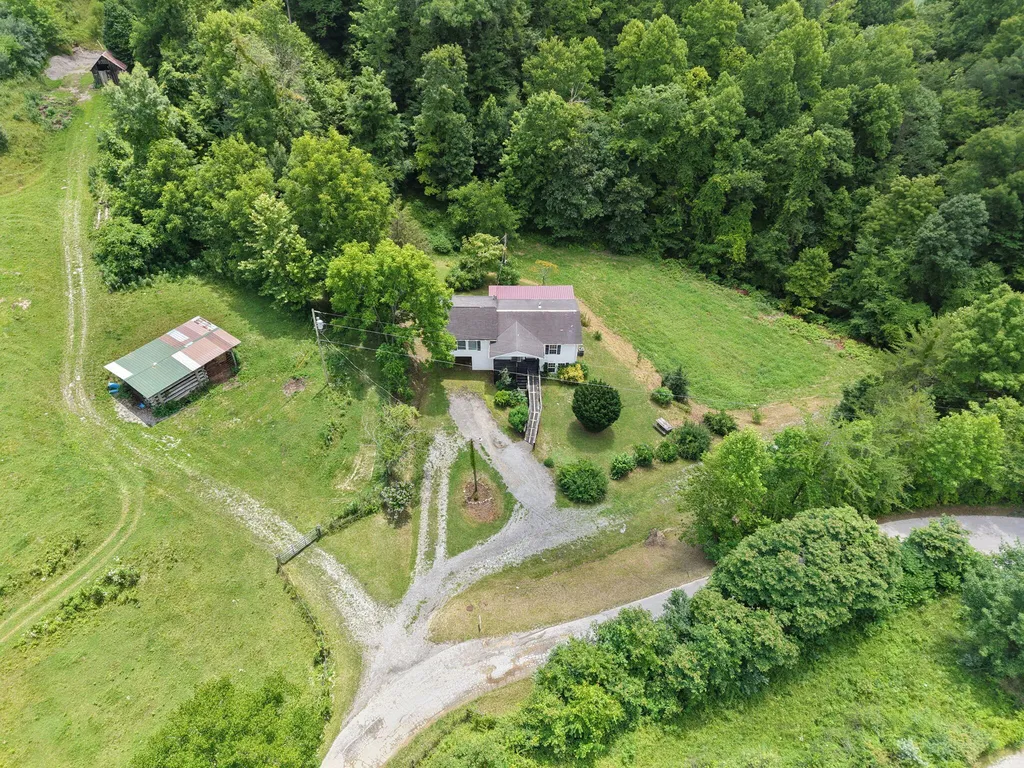 327 Day Hollow Bledsoe KY 40810