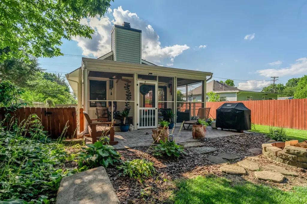 250 N Winter Street Midway KY 40347