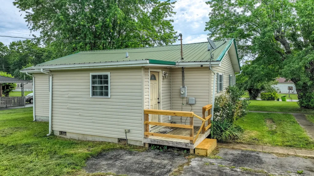 313 W Highway 1376 East Bernstadt KY 40729