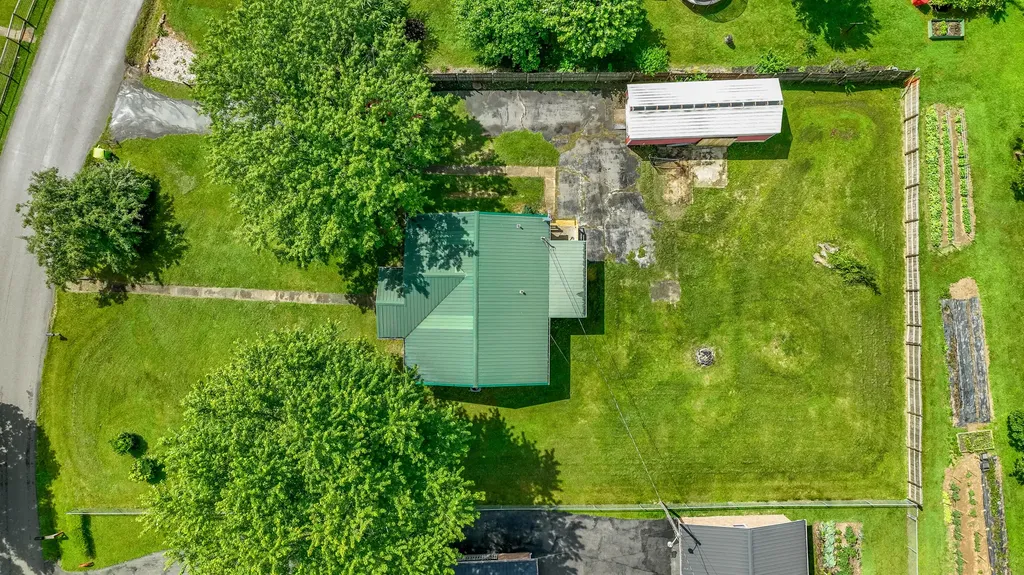 313 W Highway 1376 East Bernstadt KY 40729