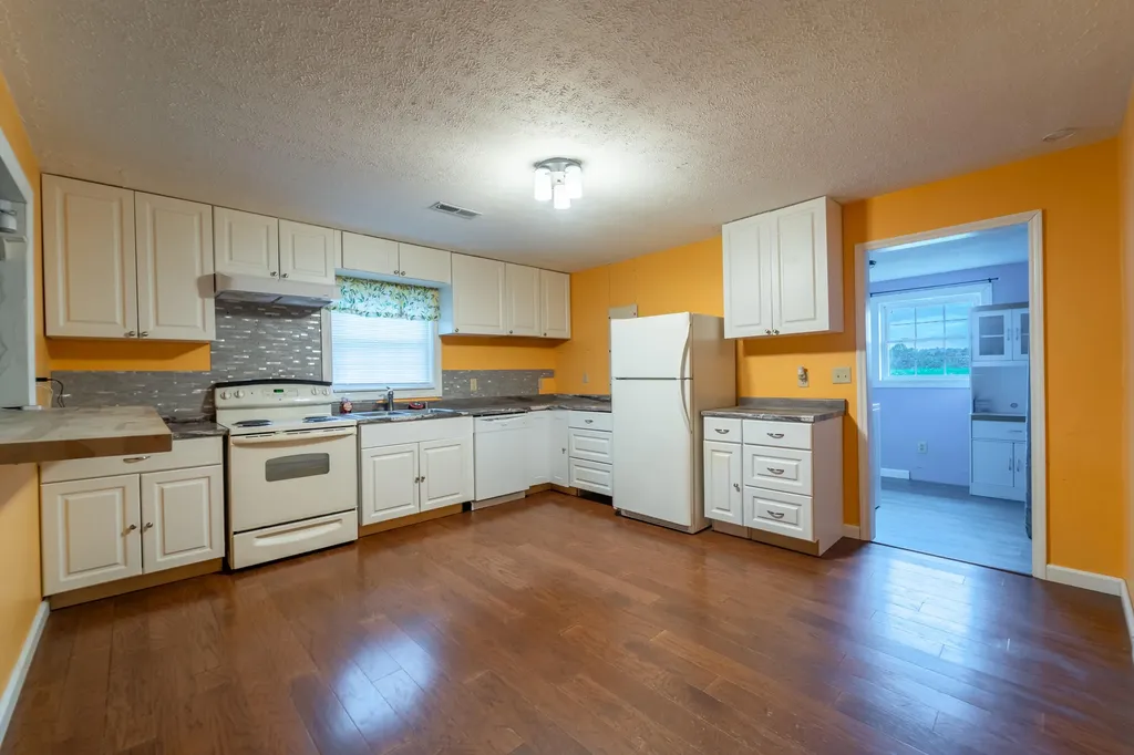 313 W Highway 1376 East Bernstadt KY 40729