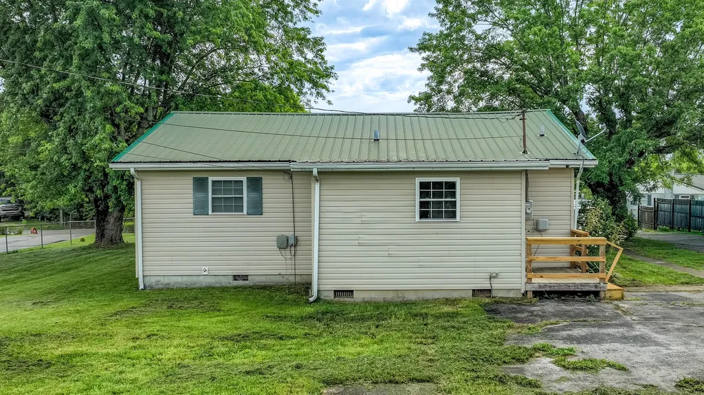 313 W Highway 1376 East Bernstadt KY 40729
