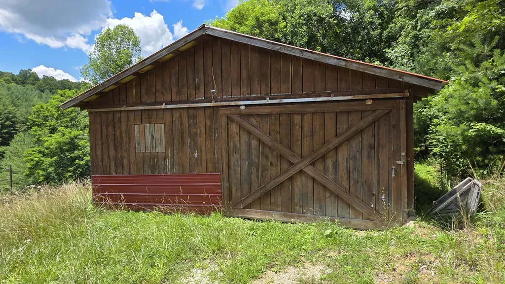 1060 Veneable School Road Booneville KY 41314