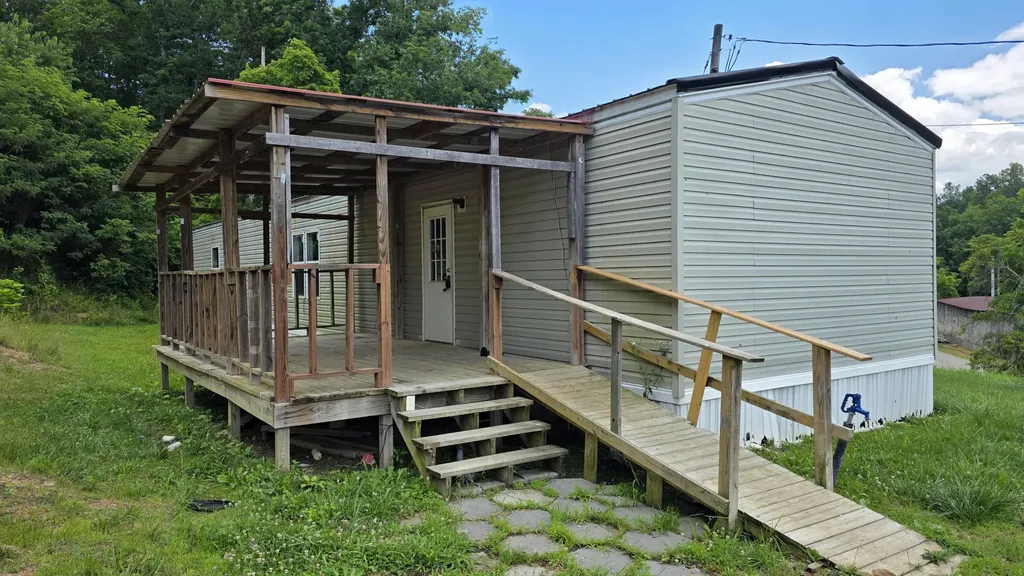 1060 Veneable School Road Booneville KY 41314
