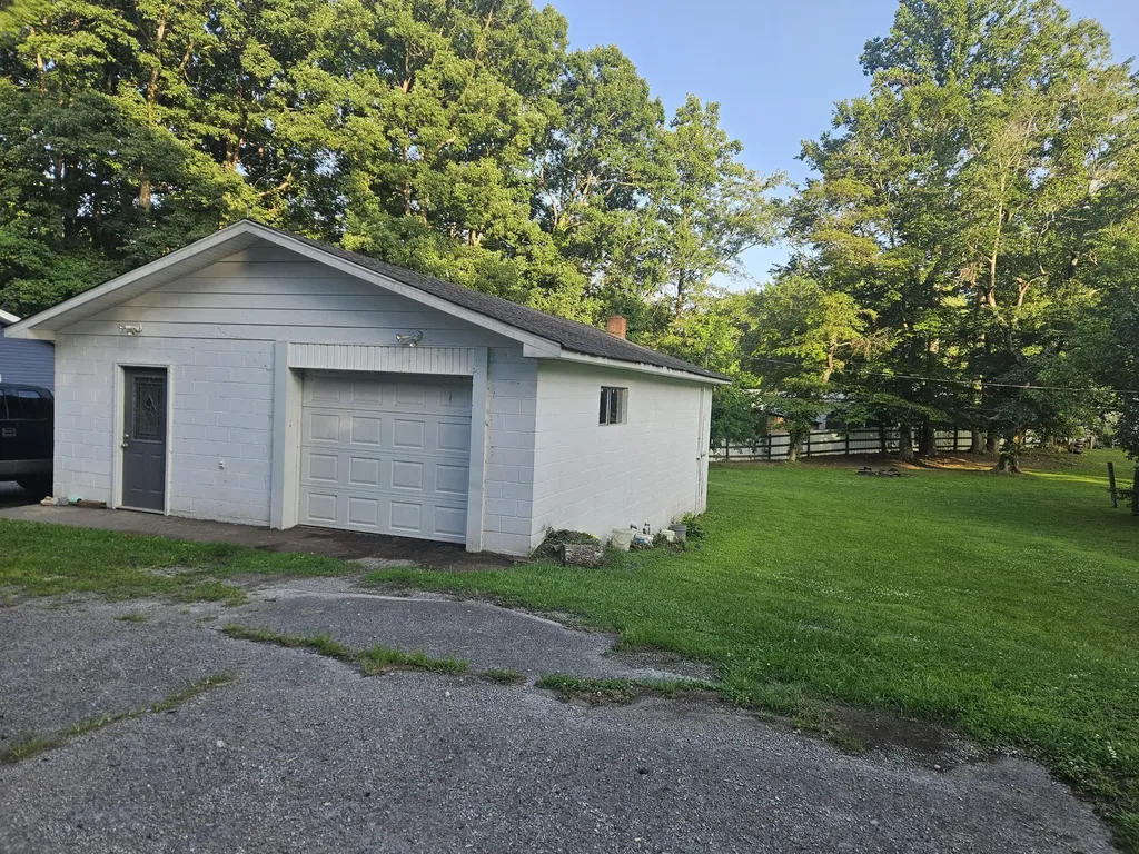 1229 Ky-80 Russell Springs KY 42642