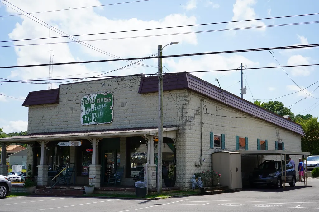 1817 J H O'bryan Avenue Grand Rivers KY 42045