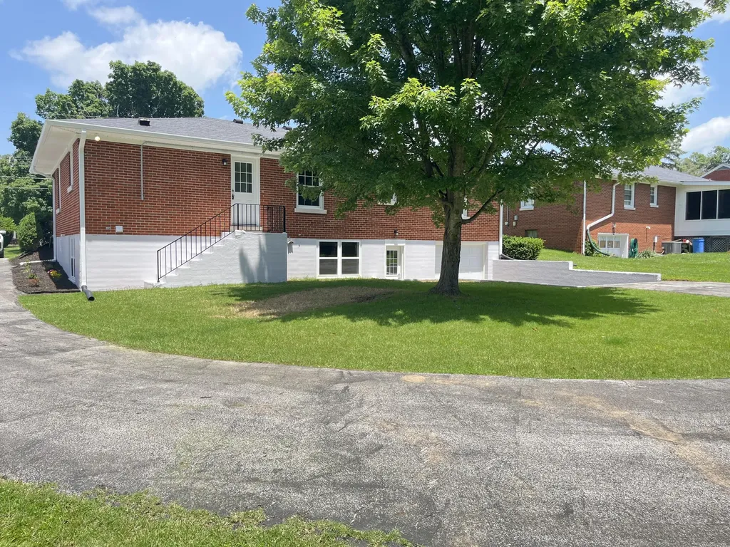 430 College Manor Harrodsburg KY 40330