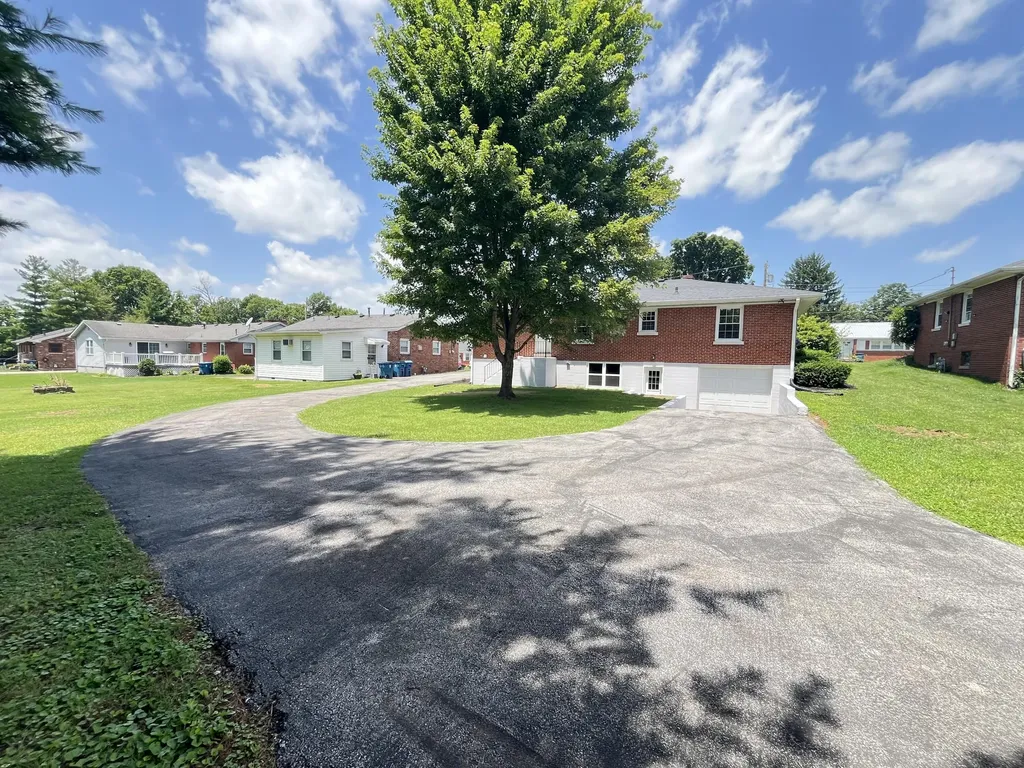430 College Manor Harrodsburg KY 40330