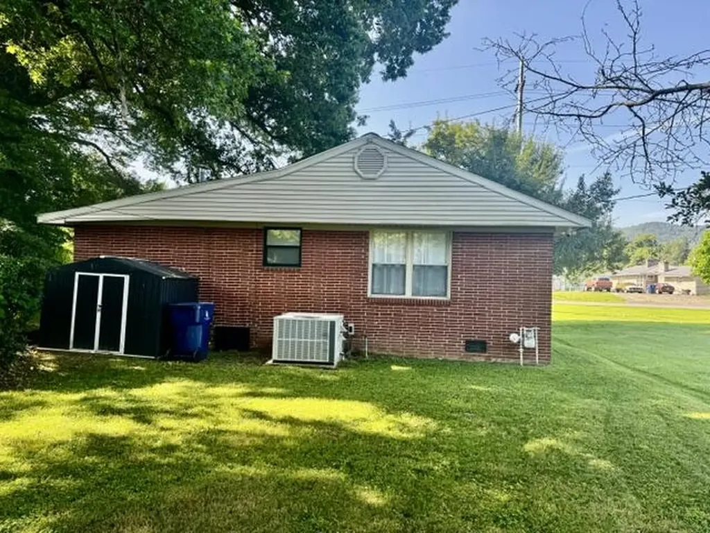 1010 W Chester Middlesboro KY 40965
