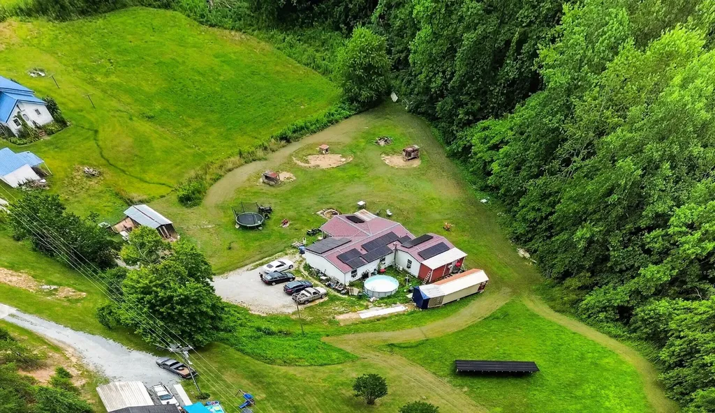 2244 Valentine Branch Road Bimble KY 40915
