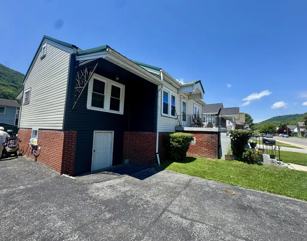 522 W Virginia Pineville KY 40977