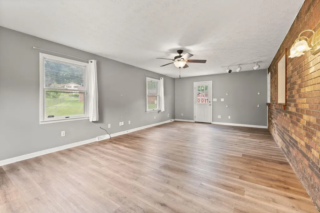 697 Oaklawn Circle Corbin KY 40701