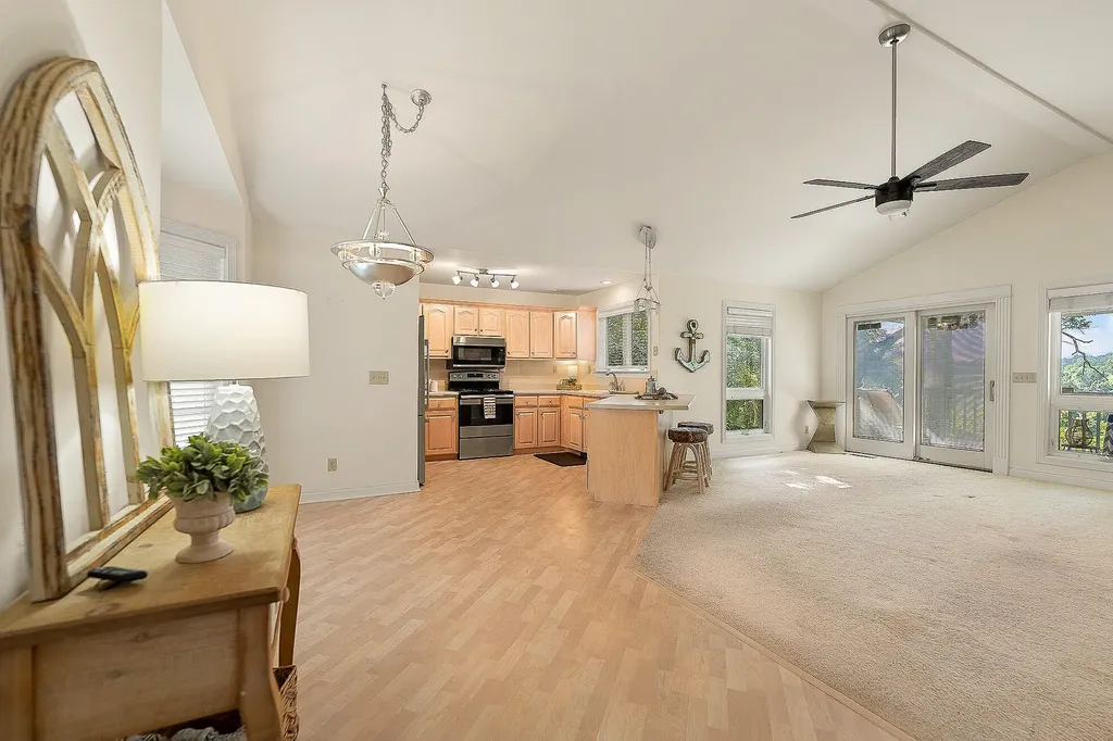 175 S Riverwood Bronston KY 42518