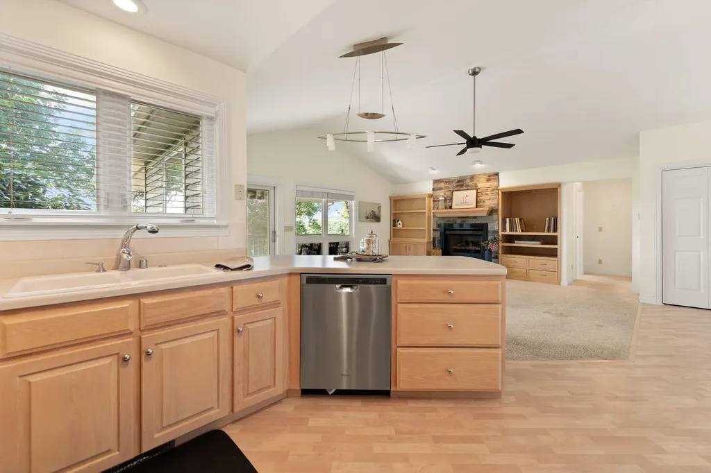 175 S Riverwood Bronston KY 42518