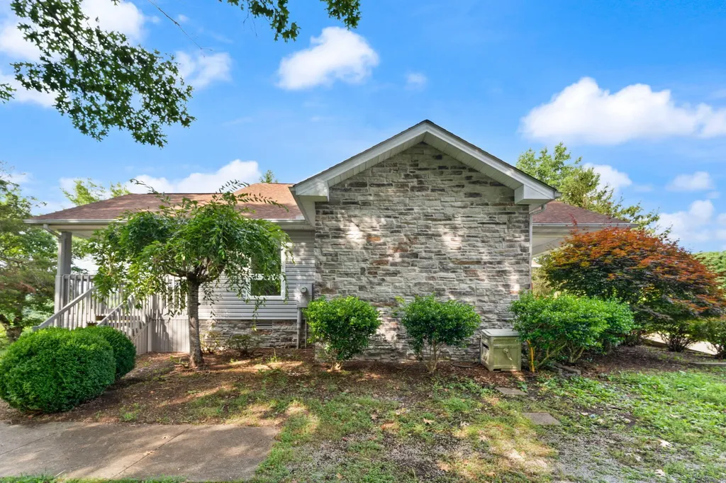 175 S Riverwood Bronston KY 42518