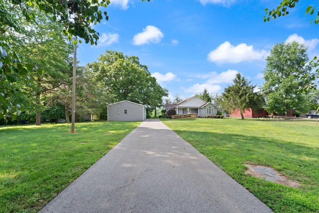 175 S Riverwood Bronston KY 42518