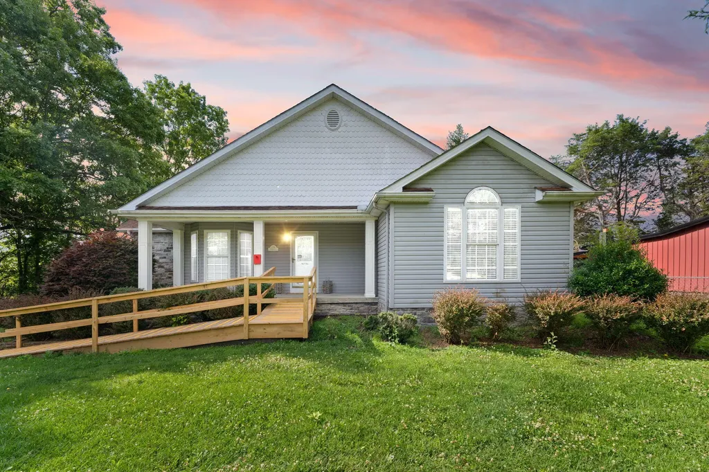 175 S Riverwood Bronston KY 42518