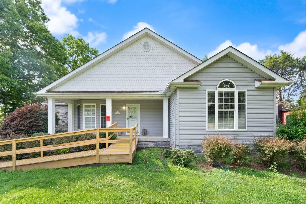 175 S Riverwood Bronston KY 42518