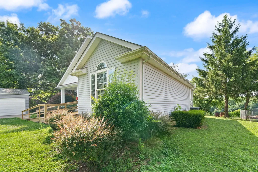 175 S Riverwood Bronston KY 42518