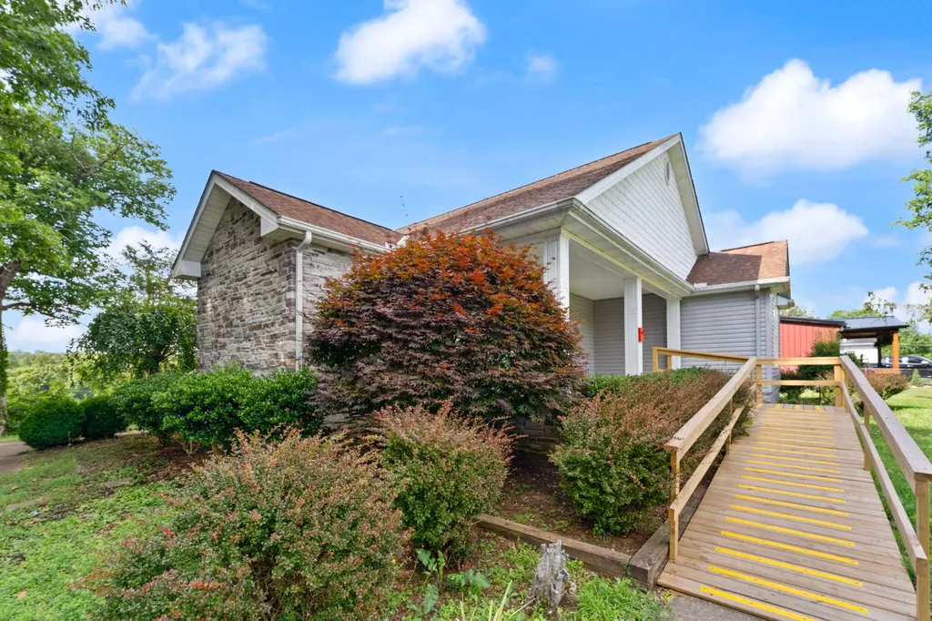 175 S Riverwood Bronston KY 42518