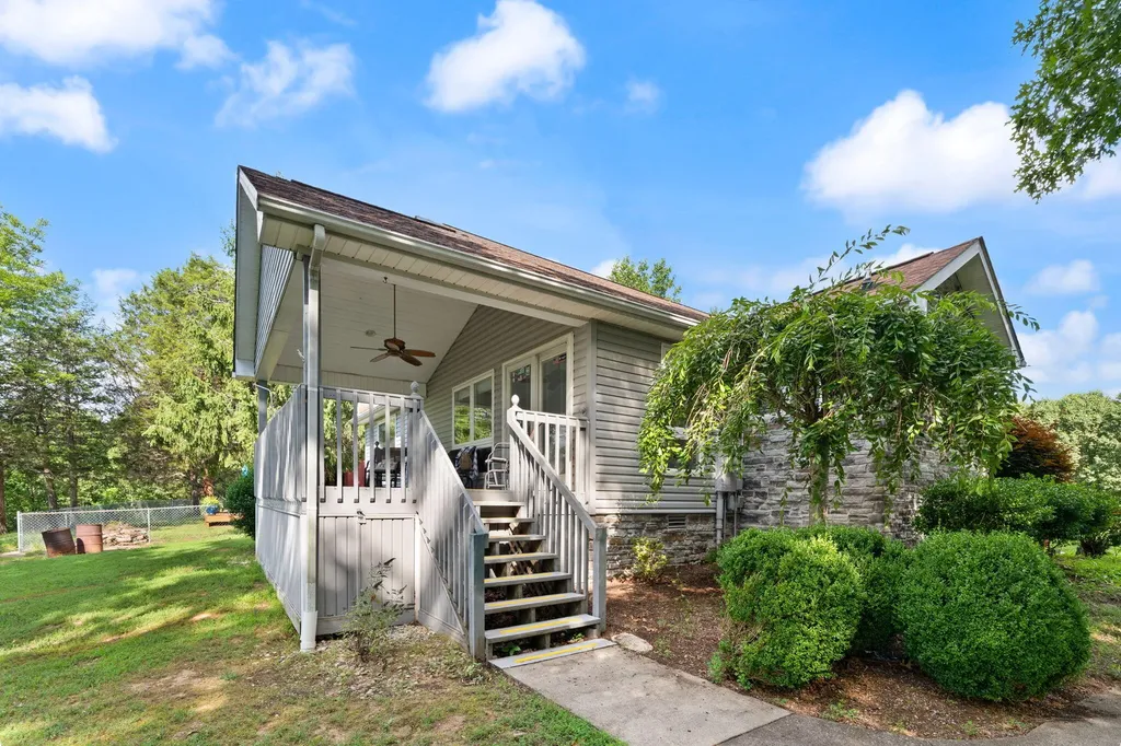 175 S Riverwood Bronston KY 42518