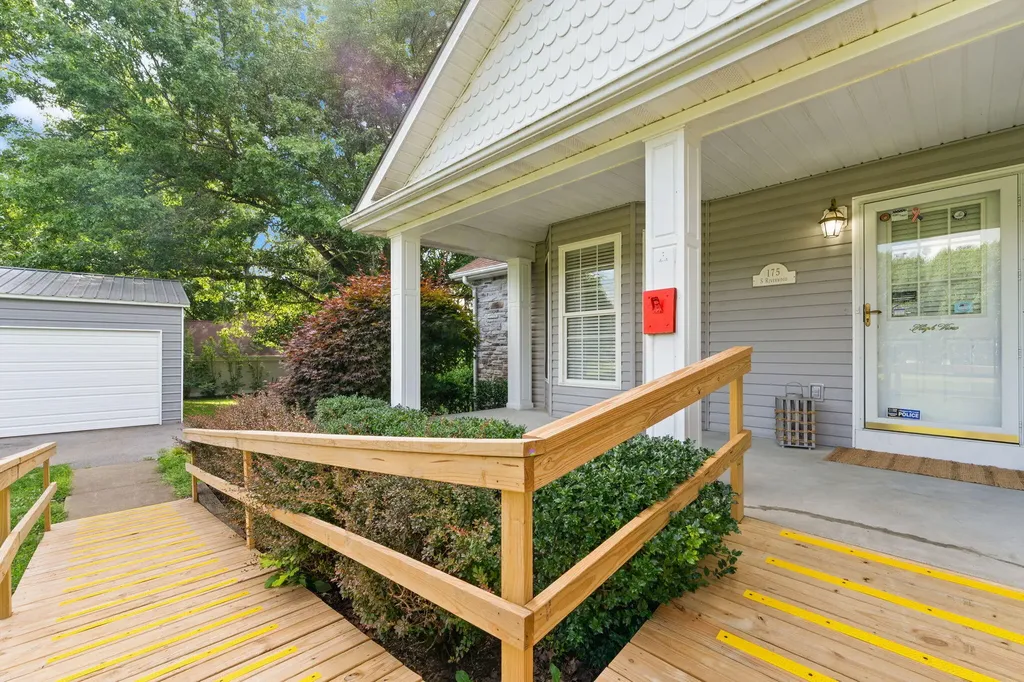 175 S Riverwood Burnside KY 41519
