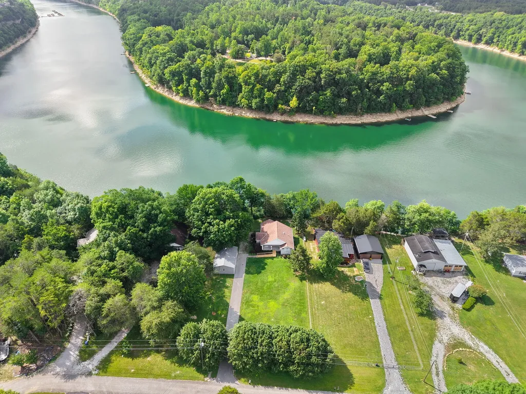 175 S Riverwood Bronston KY 42518