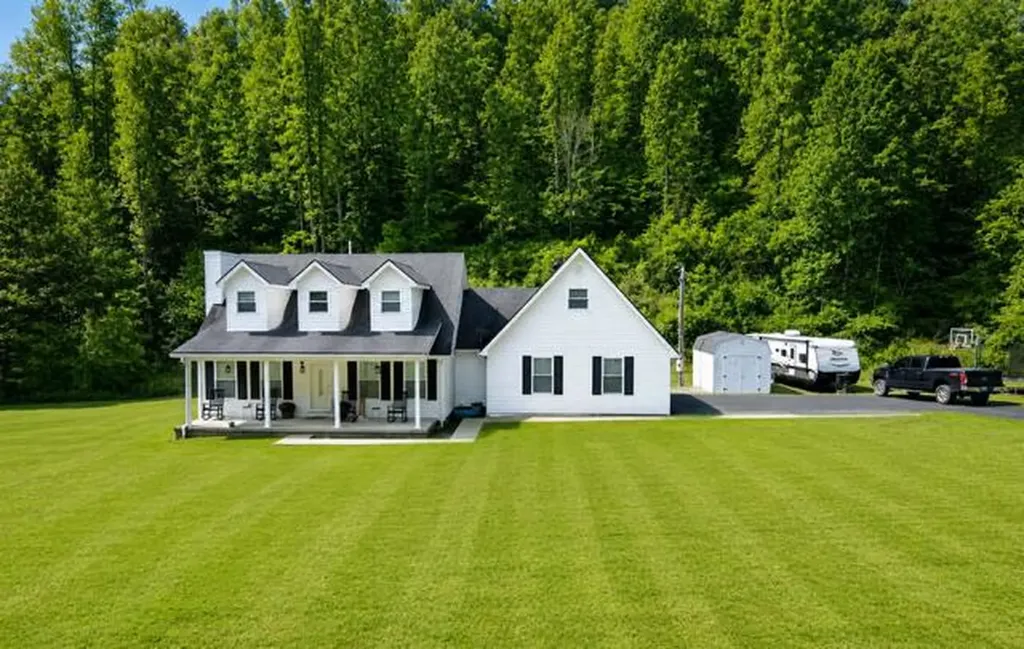 1560 Stamper Branch Road Campton KY 41301