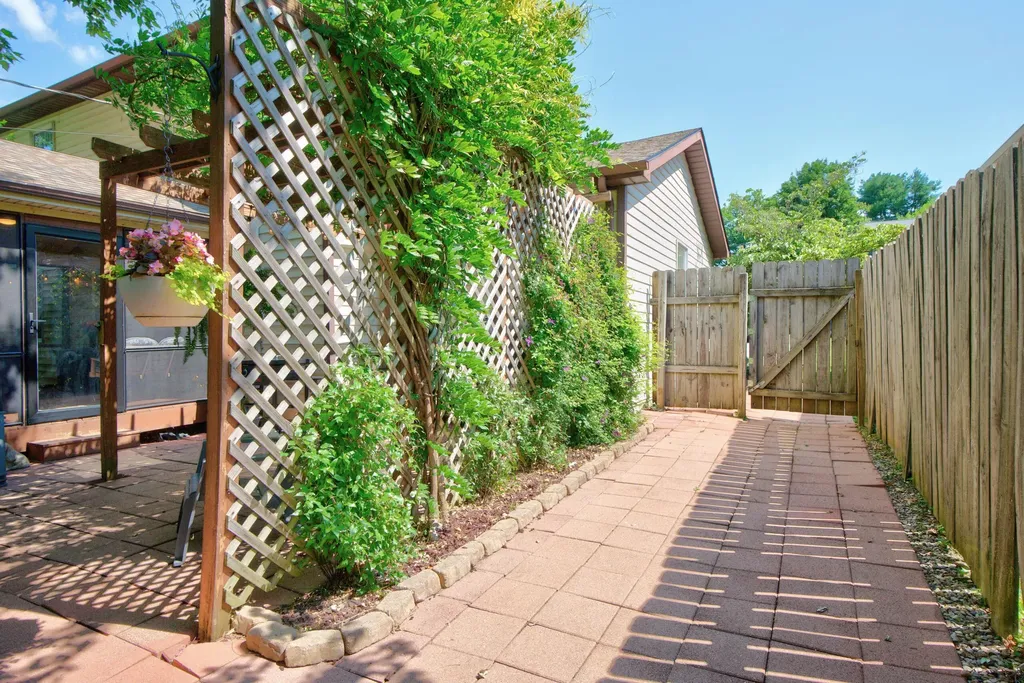 112 1/2 Applegrove Drive Nicholasville KY 40356