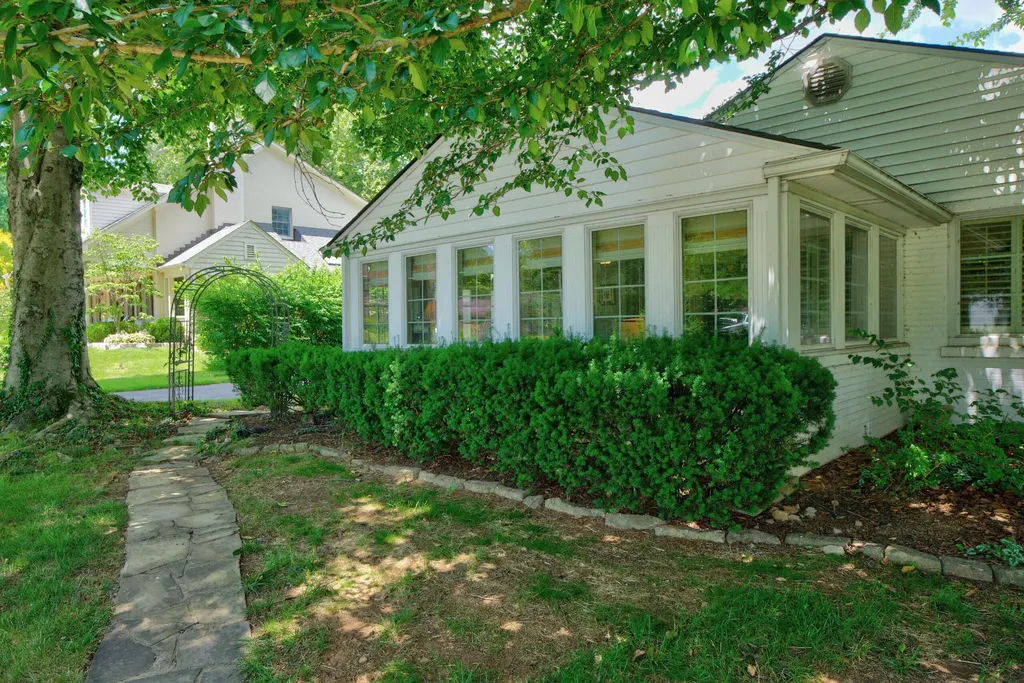 1566 Tates Creek Road Lexington KY 40502