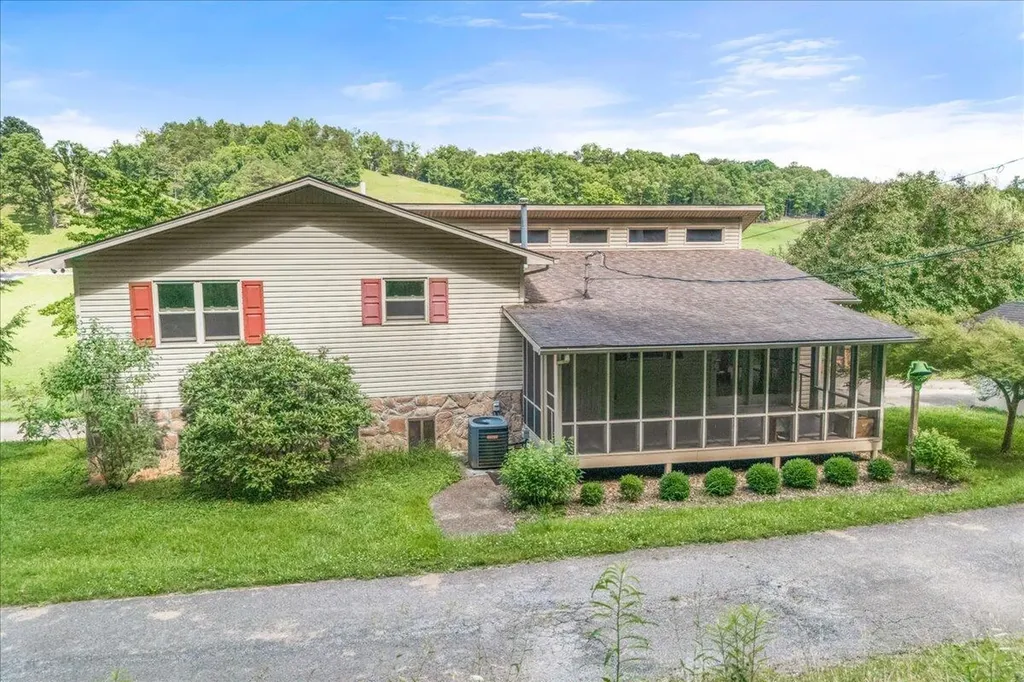 141 Junior Hayes Loop Rockholds KY 40759