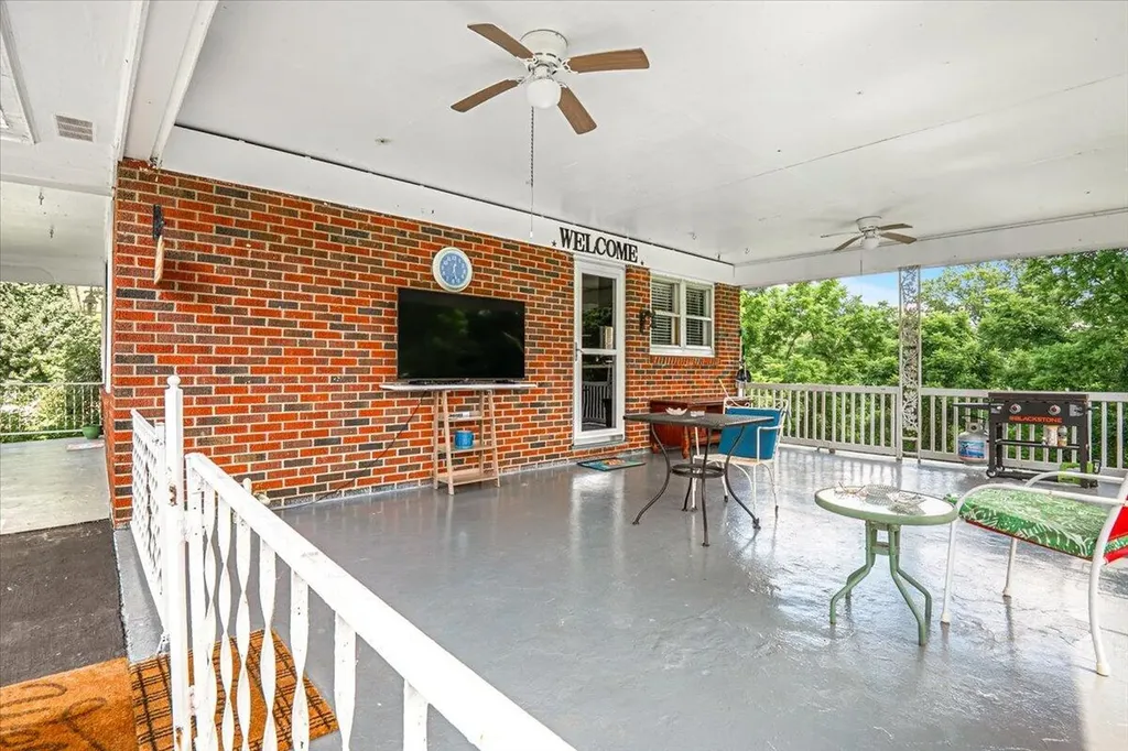 129 129 Mullins Street Livingston KY 40456