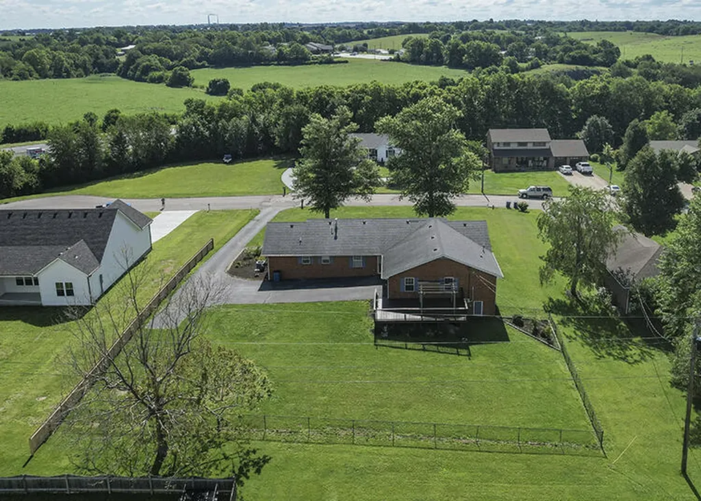 923 Meadow Lane Harrodsburg KY 40330